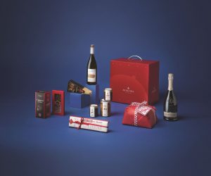 COnfezione Natale Gran Galà I pacchi natalizi Montina confezione gran galà scatolone Natale, panettone, Franciacorta Brut e Bianco Palanca, formaggi, salse, giardiniera e cioccolato.