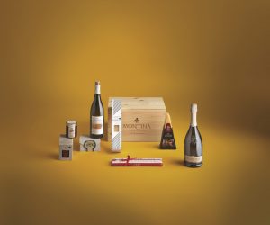 COnfezione Natale extravagant I pacchi natalizi Montina cassa legno 6 bottiglie, pasta, salse, torrone, Grana Padano, pasticcini salati.